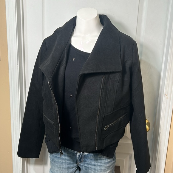 MARALYN&ME CROPPED BLACK SIDE ZIPPER JACKET IN SIZE XL - Picture 7 of 9